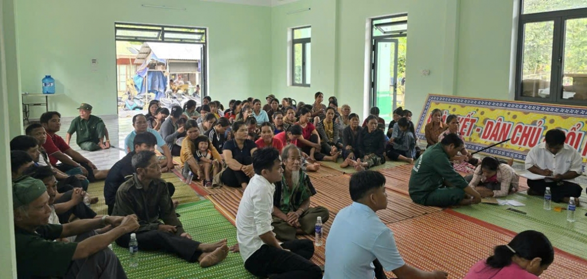 Tổ bảo vệ ANTT cơ sở xã Avương lồng ghép các buổi họp thôn để phổ biến pháp luật cho người dân