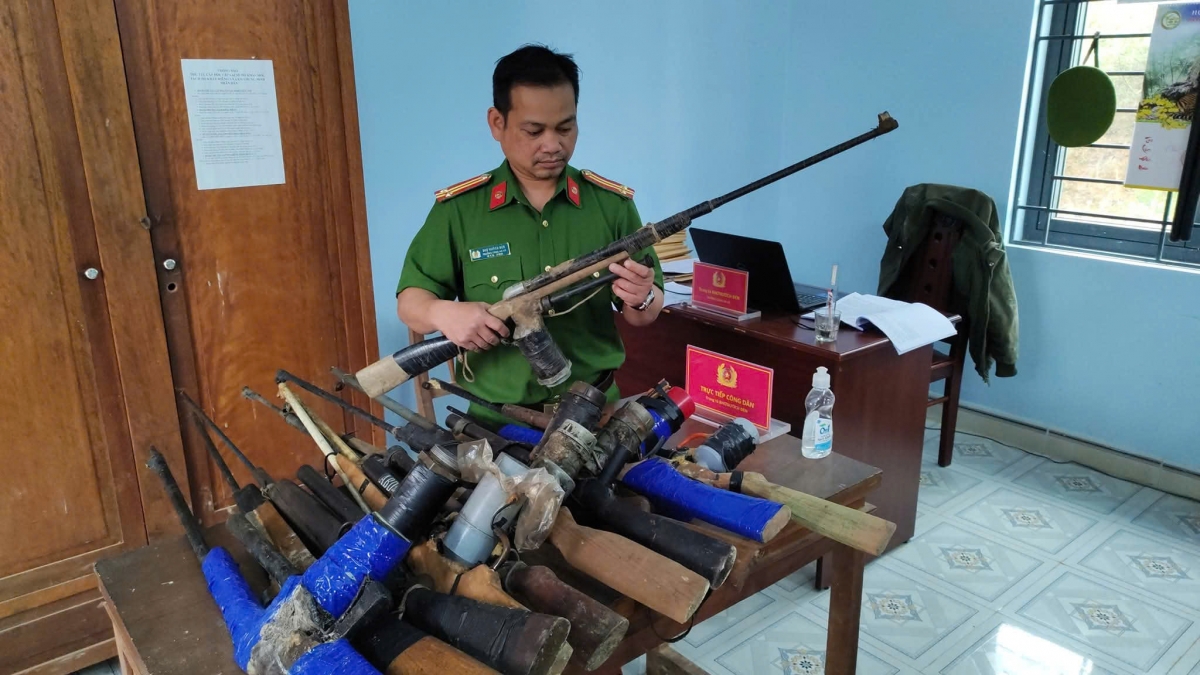 Người dân xã Hùng Sơn giao nộp các loại vũ khí có sự hỗ trợ của Tổ bảo vệ ANTT cơ sở rất lớn