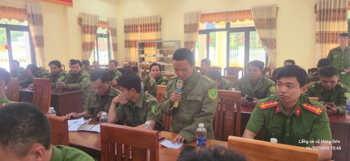 Tổ bảo vệ ANTT cơ sở xã Hùng Sơn báo cáo công việc