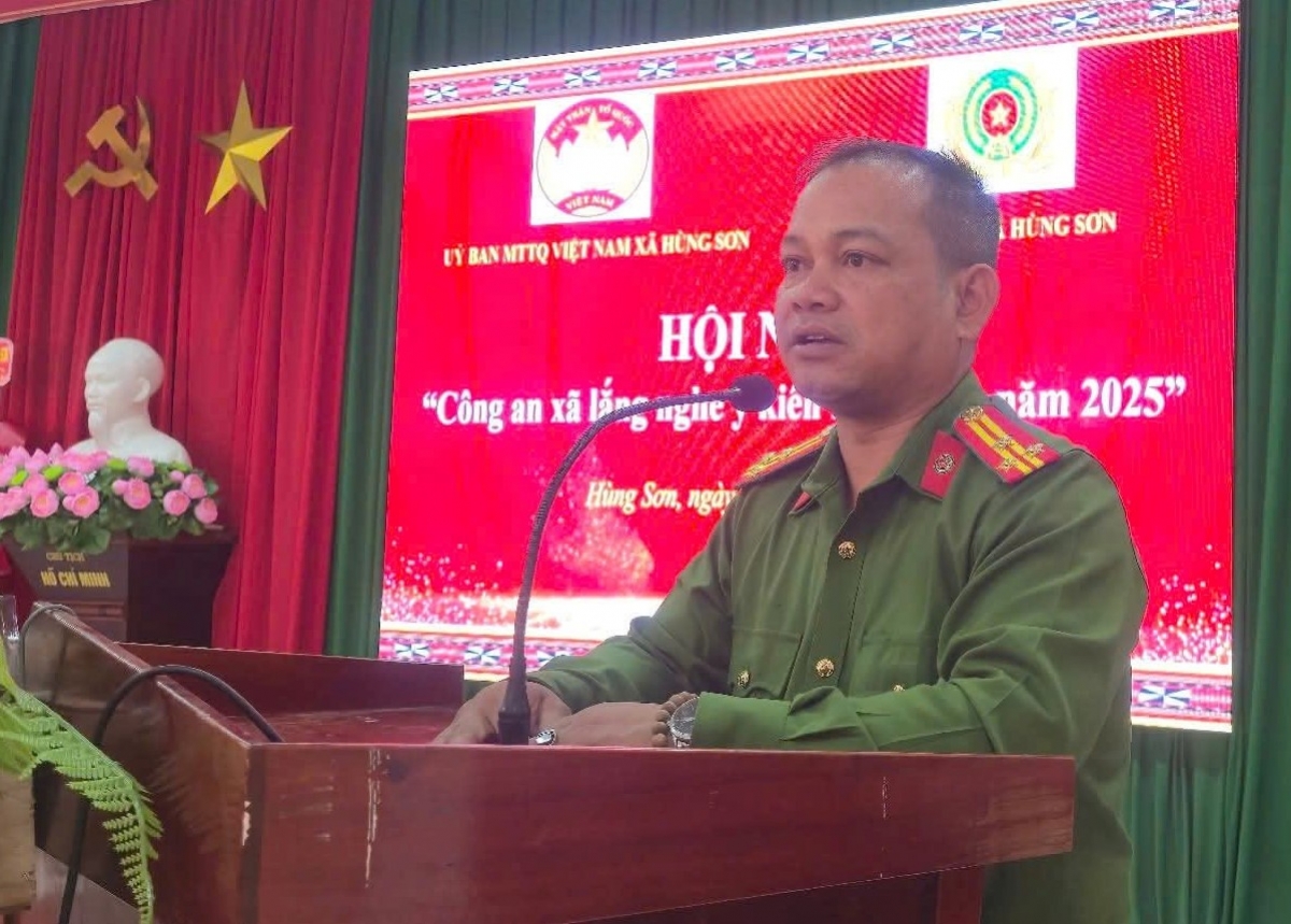 Thượng tá Bhơ Nướch Đèn phát biểu tại một buổi làm việc 