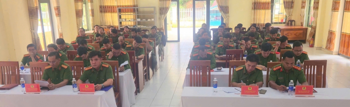 Công an chính quy và Tổ bảo vệ ANTT xã Hùng Sơn tại một buổi họp 