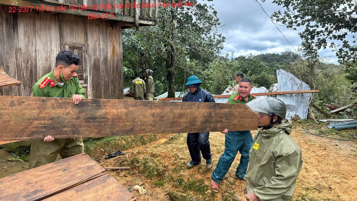 Công an chính quy và Tổ bảo vệ ANTT cơ sở xã Hùng Sơn điểm tựa của bà con vùng biên