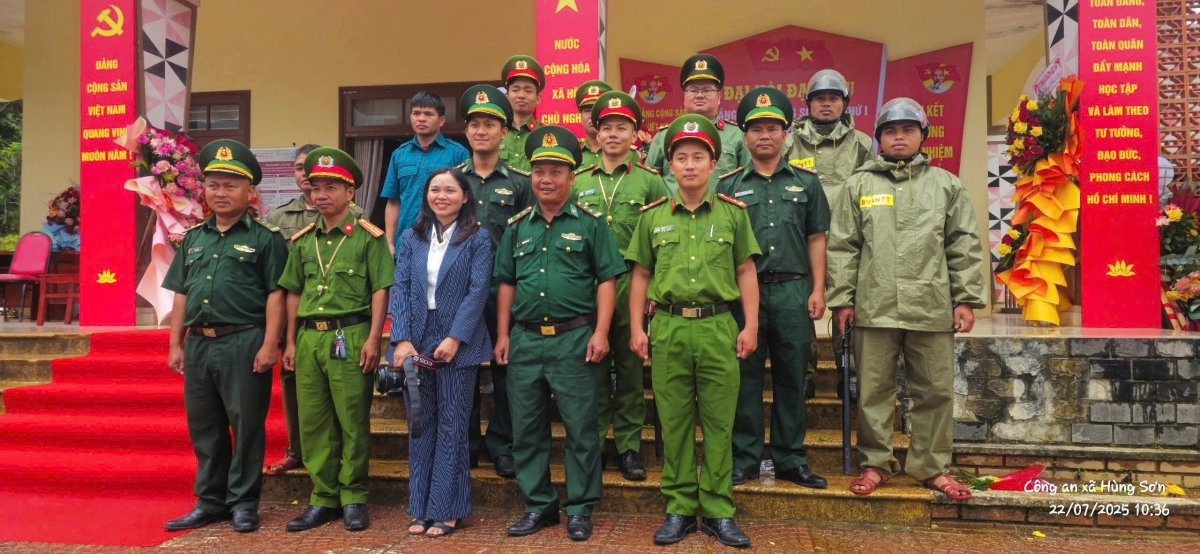 Công an chính quy và Tổ bảo vệ ANTT cơ sở Hùng Sơn bảo vệ an ninh tại Đại hội đại biểu Đảng bộ xã