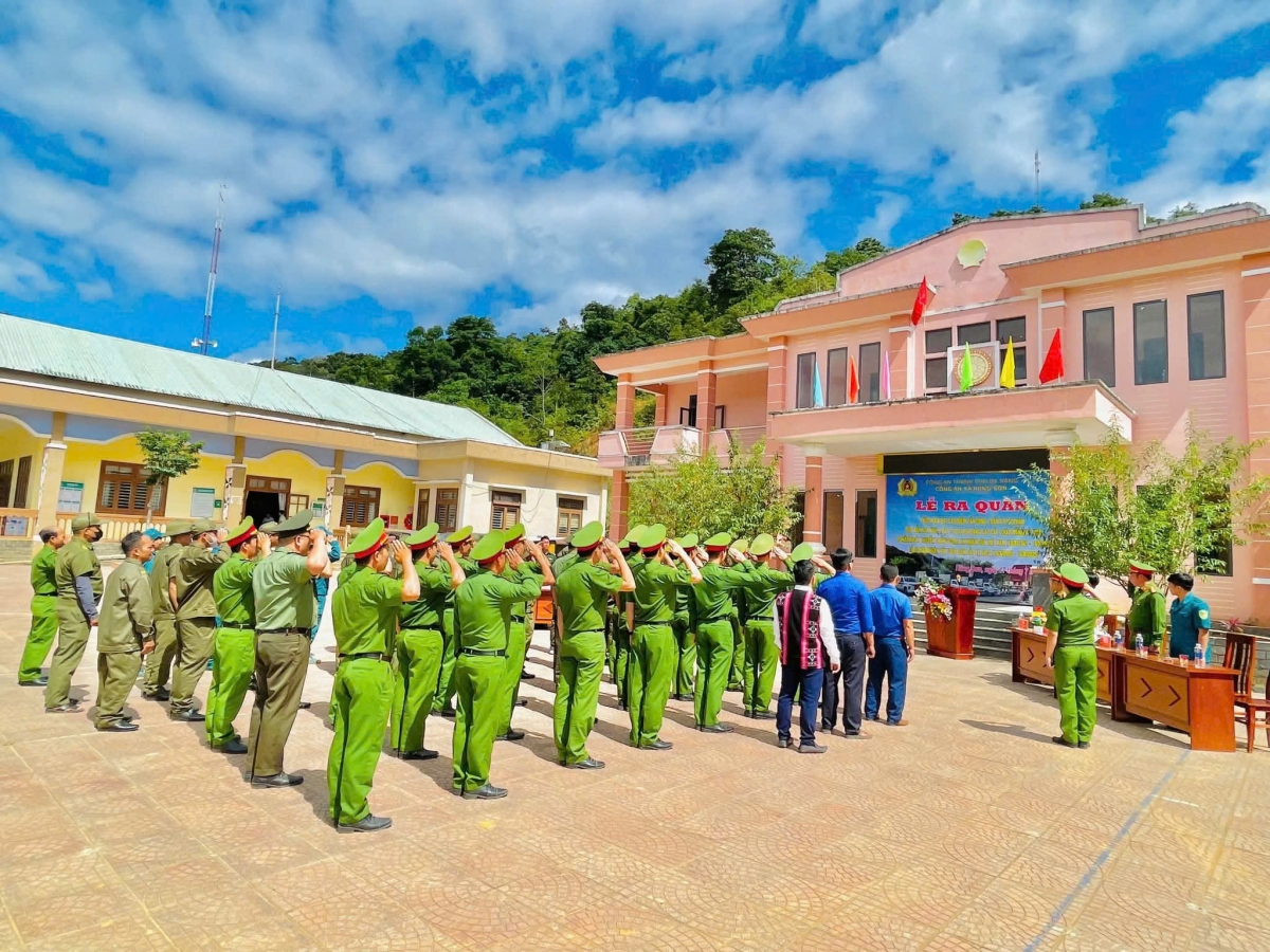 Công an xã Hùng Sơn và các lực lượng ra quân đảm bảo an ninh, trật tự trên địa bàn