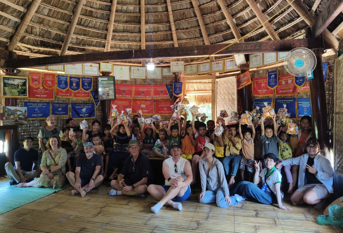 Du khách thích thú khi trải nghiệm cuộc sống vùng cao Sông Kôn