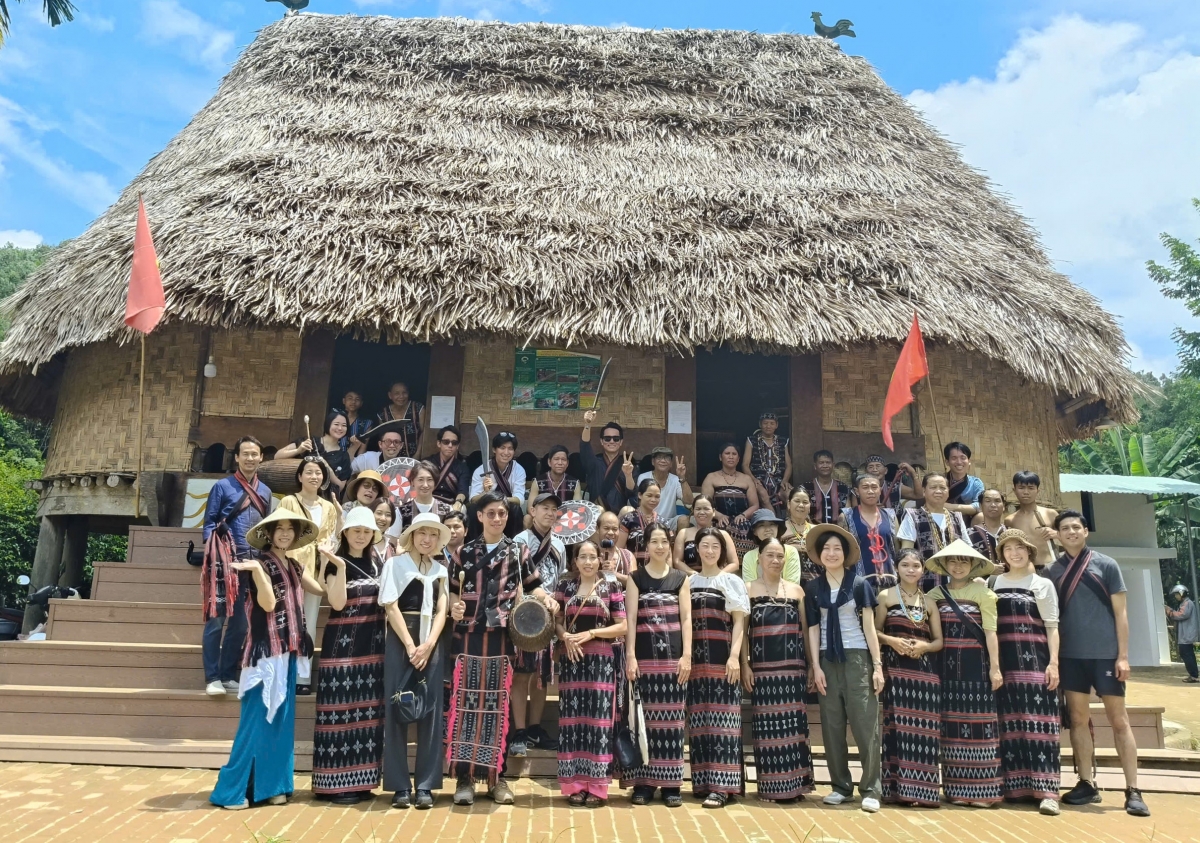 Trang phục thổ cẩm Cơ Tu được nhiều du khách yêu thích 