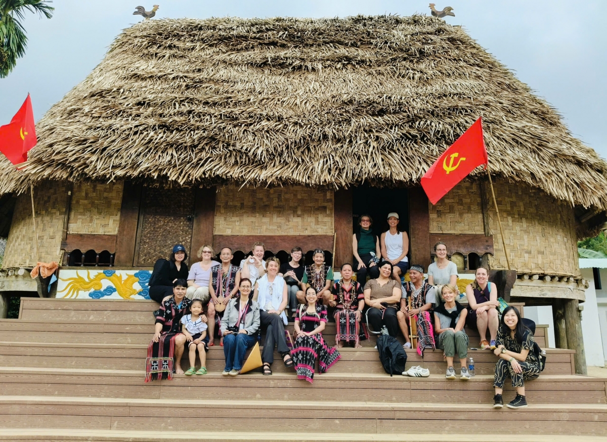 Du khách thích thú khi trải nghiệm cuộc sống vùng cao Sông Kôn
 