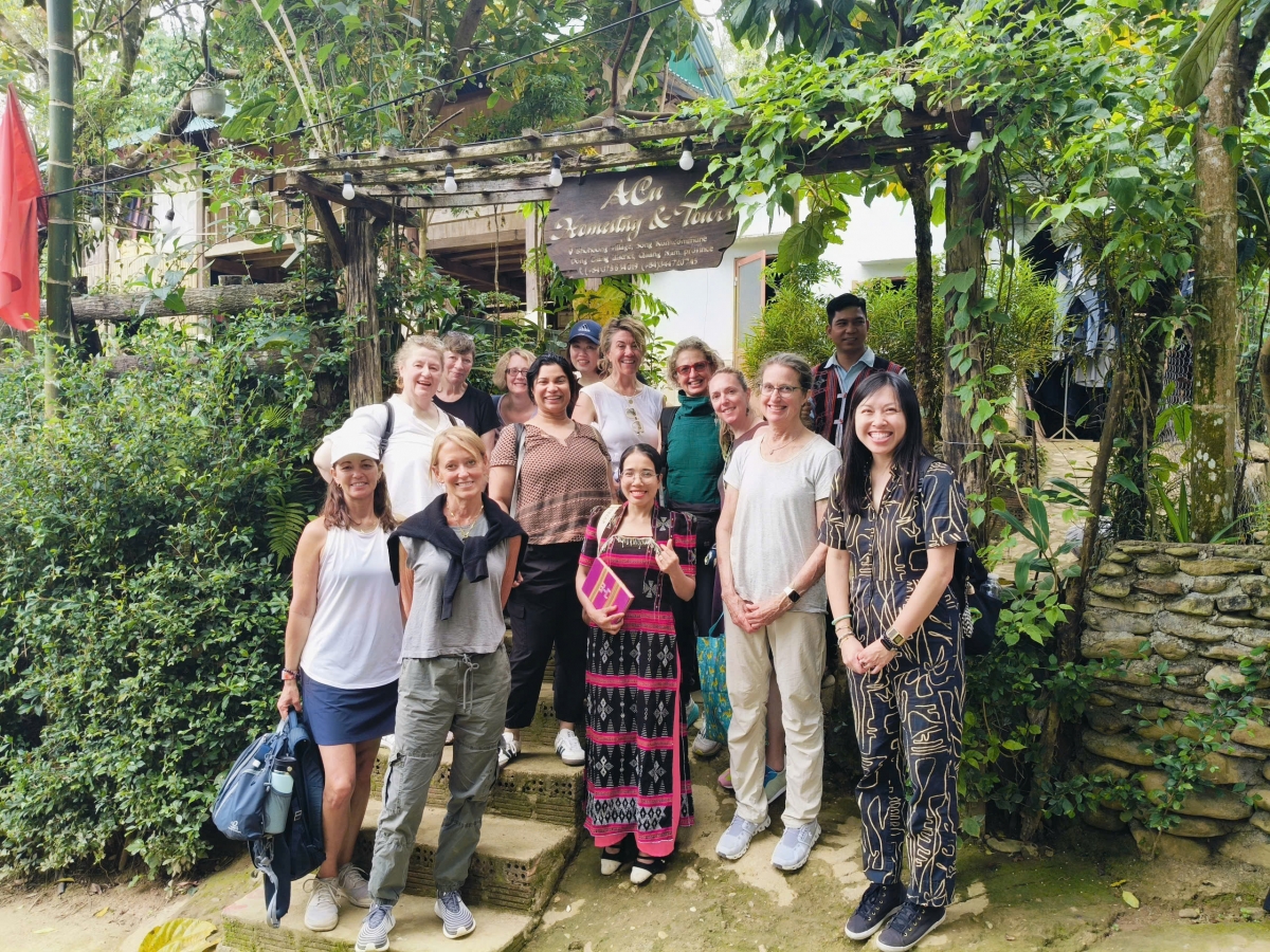 Nhiều đoàn khách tìm đến vùng núi Cơ Tu để khải nghiệm