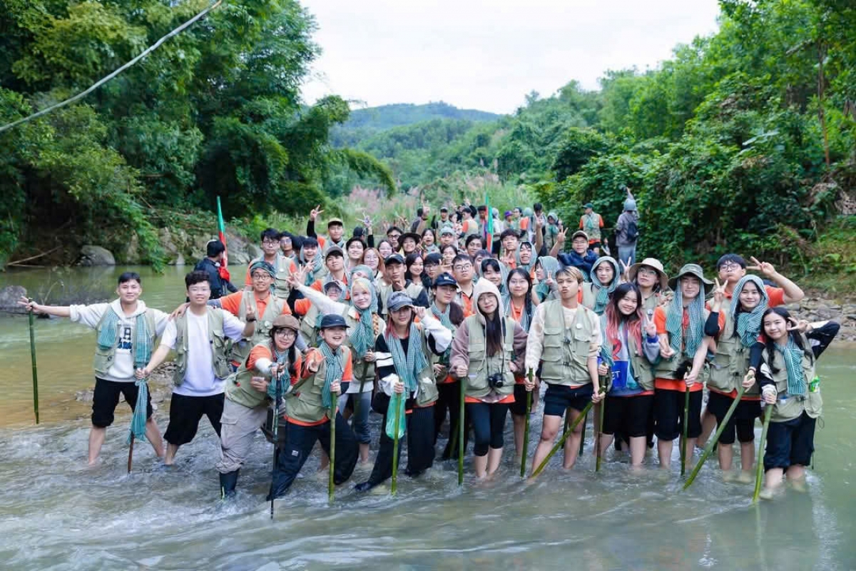 Du khách thích thú khi trải nghiệm cuộc sống vùng cao Sông Kôn