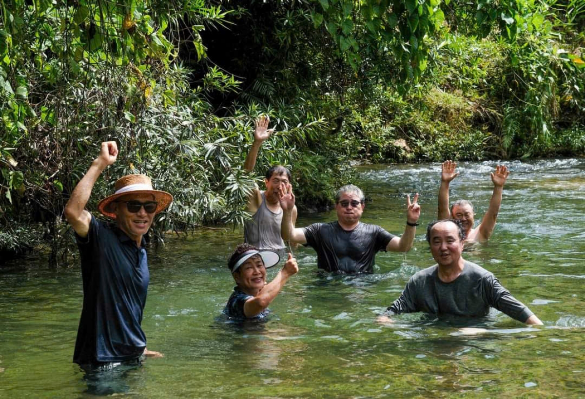Du khách thích thú khi trải nghiệm cuộc sống vùng cao Sông Kôn