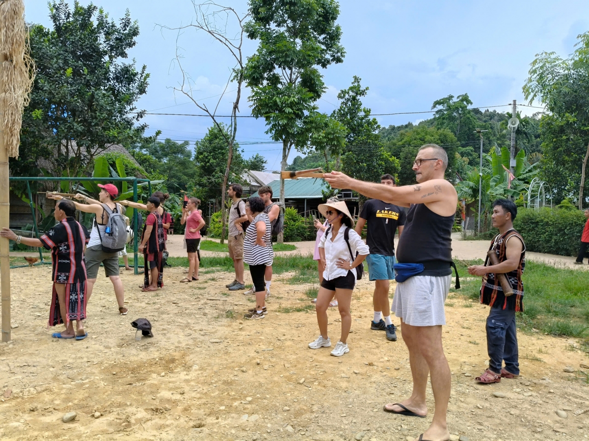 Du khách trải nghiệm kỹ thuật bắn nỏ của người Cơ Tu 
 