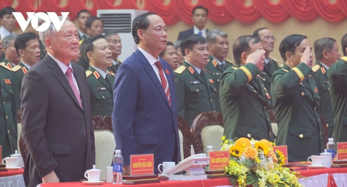 Các đại biểu thực hiện nghi thức chào cờ