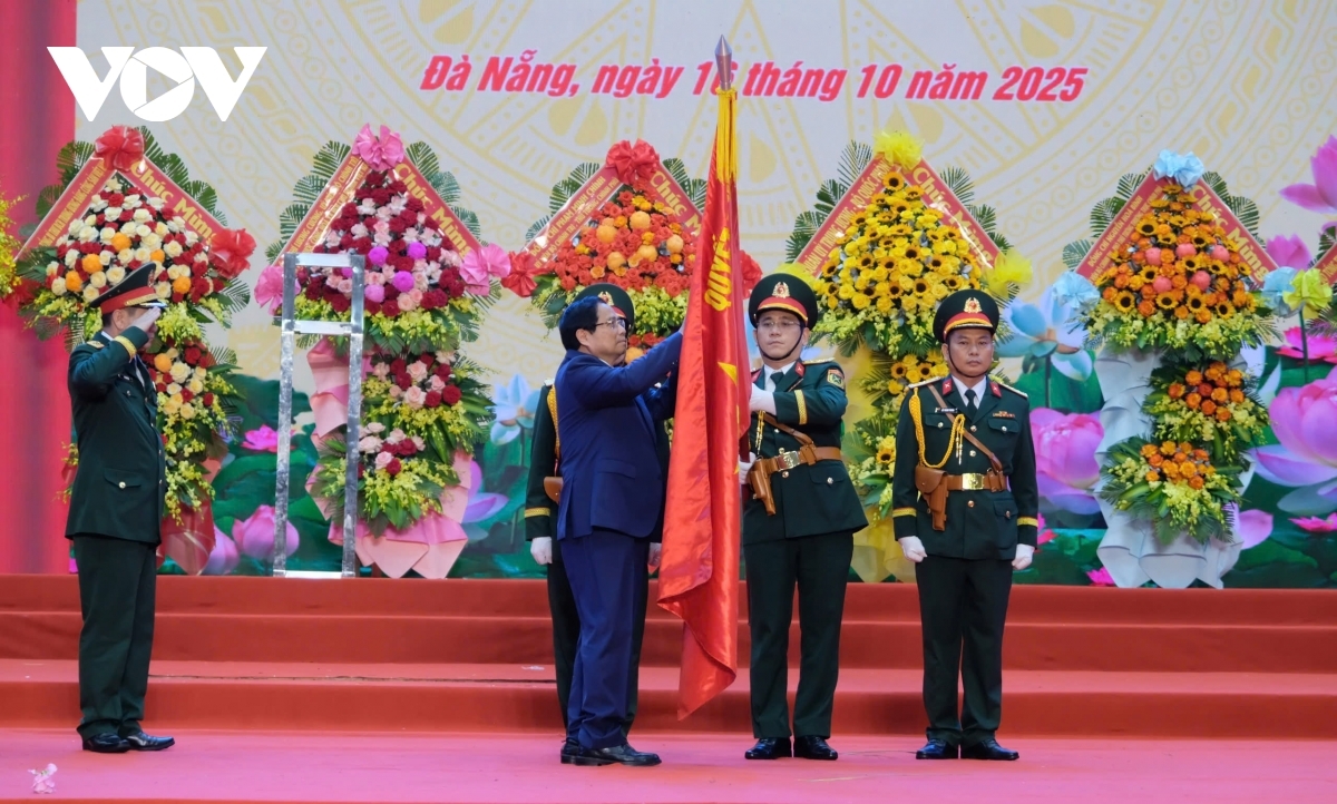 Thủ tướng Phạm Minh Chính gắn Huân chương Hồ Chí Minh lên Cờ truyền thống của Quân khu 5