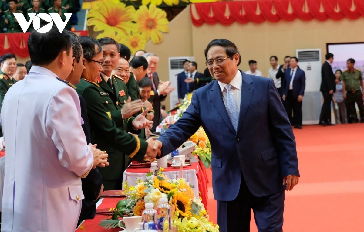 Thủ tướng Chính phủ Phạm Minh Chính bắt tay các đại biểu, tướng lĩnh quân đội