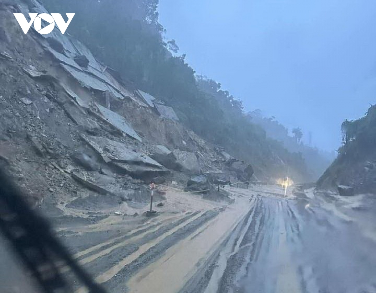 Sạt lở trên Quốc lộ 14E.