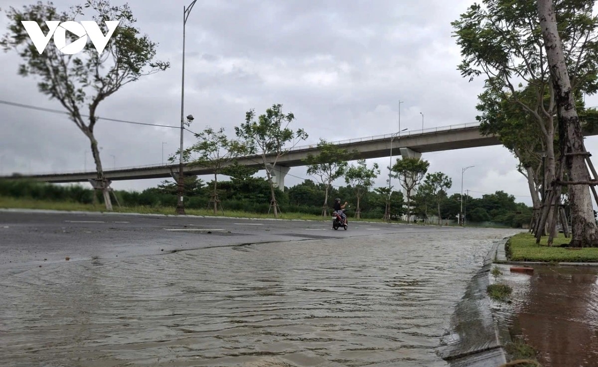 Nước sông Hàn dâng cao gây ngập đường Như Nguyệt.