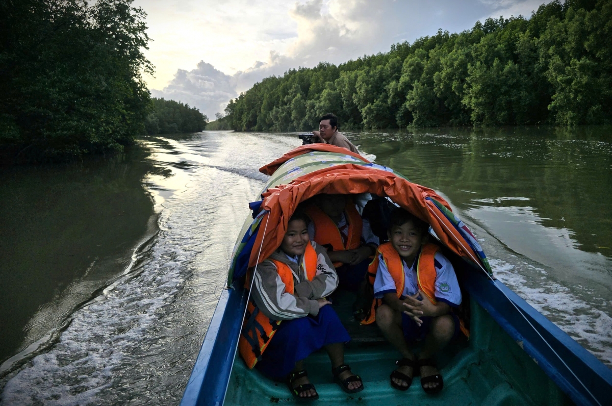 Ông Tèo mỗi ngày 2 lần đưa đón 2 còn và 4 học sinh khác đến trường