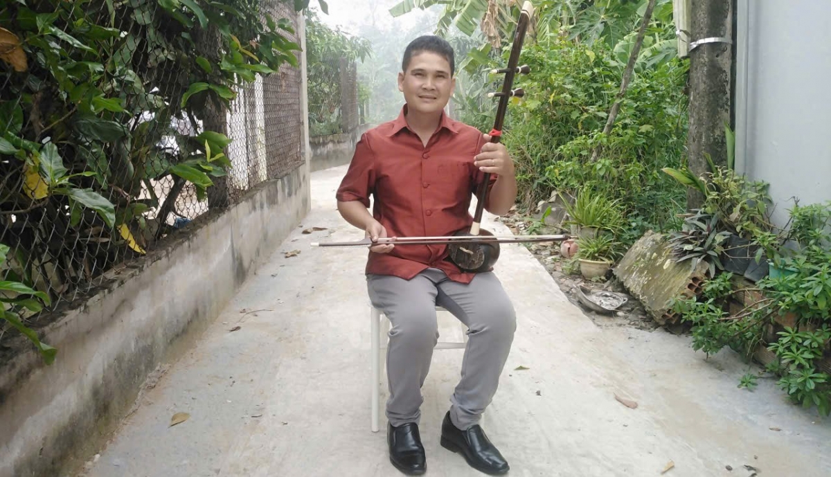 Với chiếc đàn gáo trên tay, nghệ sĩ Chơne Sô Pha Ra đắm mình theo những giai điệu du dương