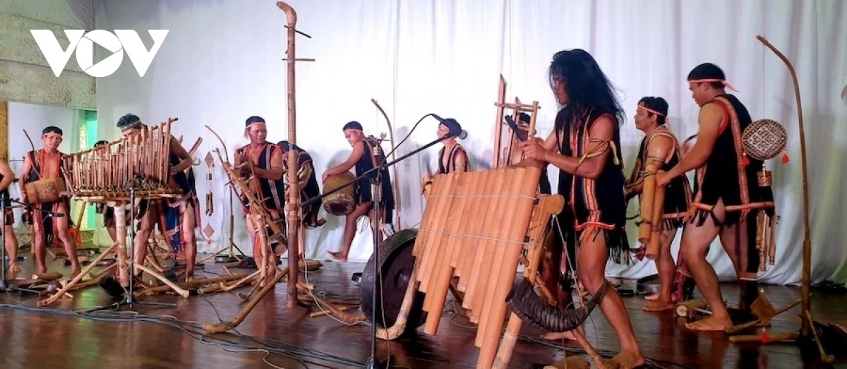 Hình ảnh đội chiêng của Pleiku Roh luyện tập trước đợt biểu diễn ở Hàn Quốc năm 2024. (ảnh: Siu Thưm)