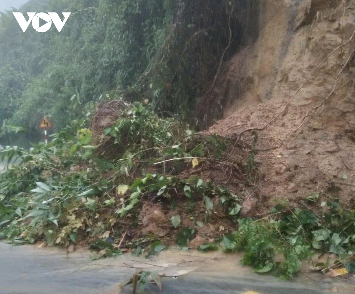 Đất đá từ trên cao tràn xuống mặt đường.