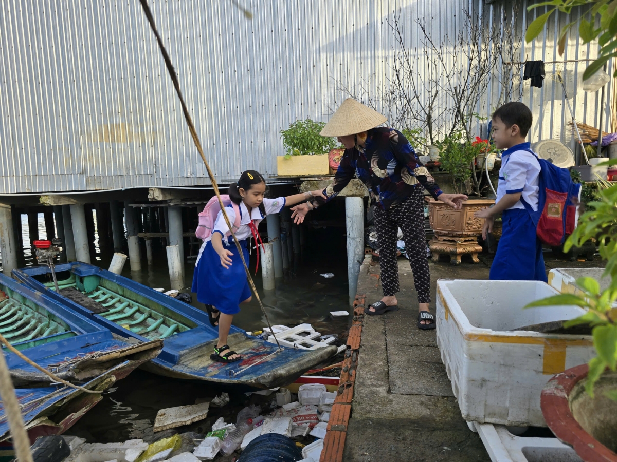 Bước đường đến trường của nhiều học sinh nơi Đất Mũi gian nan, các em và gia đình đều phải cố gắng