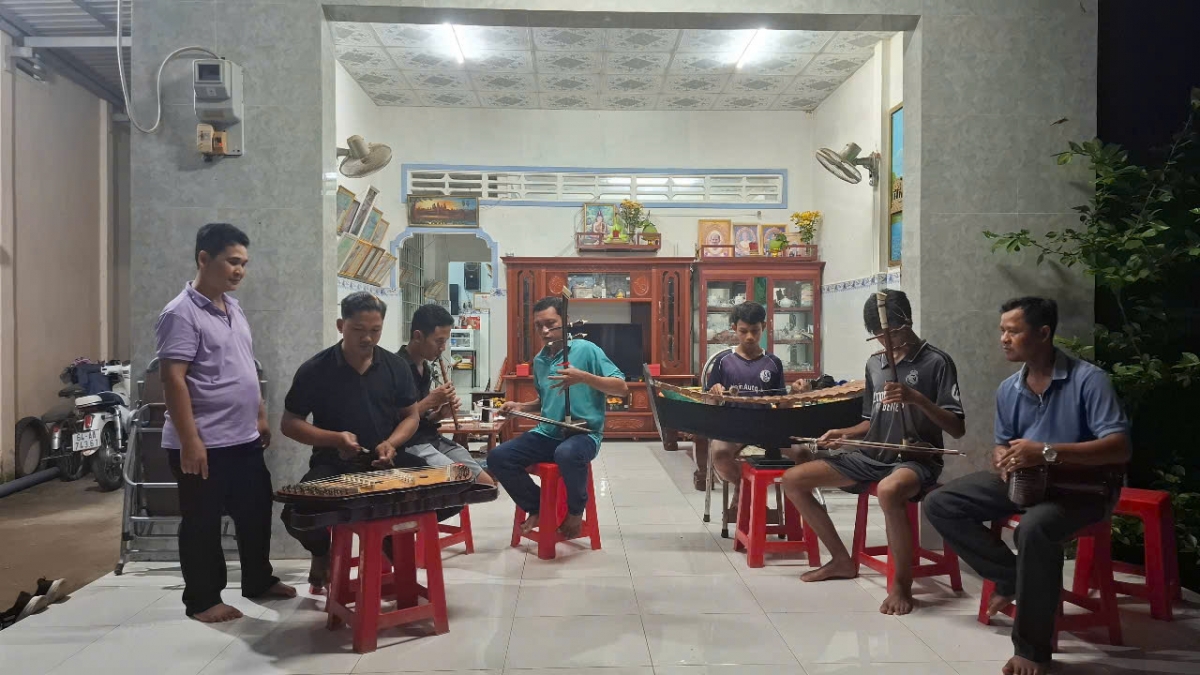 Anh Chơne Sô Pha Ra đang hướng dẫn các học viên chơi một bài hoà tấu Khmer ở lớp dạy nhạc cụ dân tộc miễn phí