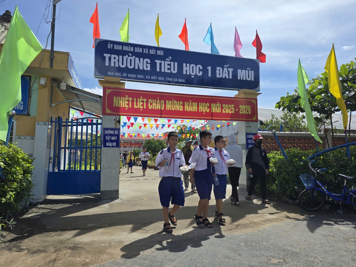 Riêng Trường Tiểu học 1 Đất Mũi có khoảng 100 học sinh đến trường bằng đường thủy