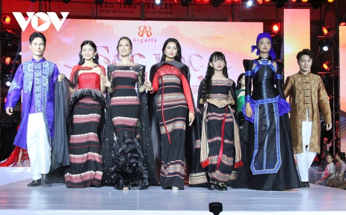 Pakacah ngui cuk khan ao bangsa