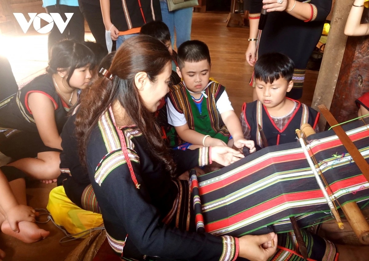 Pato menyim khan bai ka anek saih