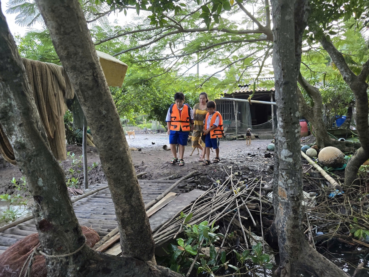 Xã Đất Mũi còn nhiều cầu và đường giao thông cần được đầu tư để không chỉ học sinh mà người dân đi lại thuận lợi hơn