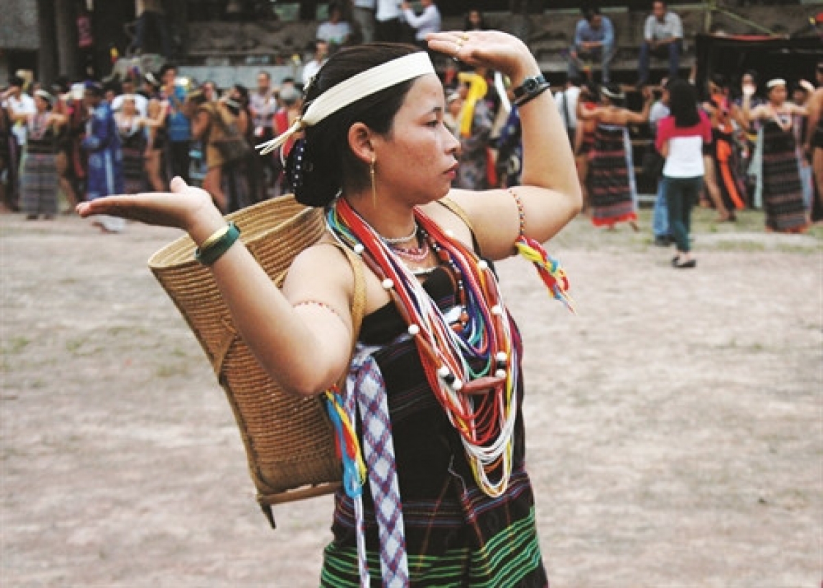 Trang sức truyền thống của phụ nữ Cơ Tu.