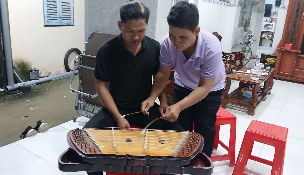 Anh Chơne Sô Pha Ra hướng dẫn học viên chơi đàn khưm