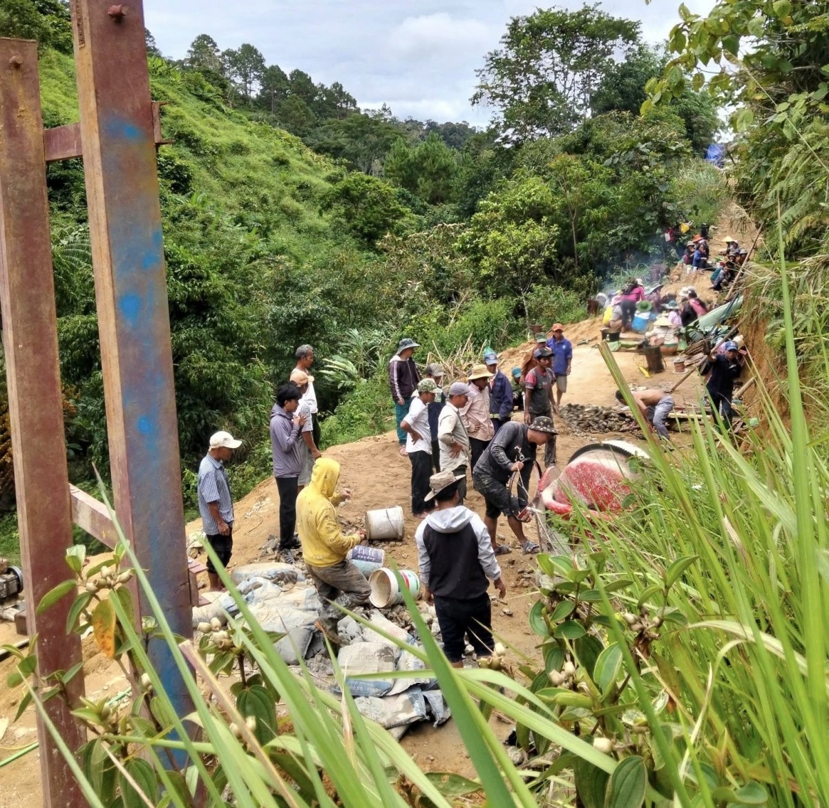 Bà con xã Hùng Sơn góp sức xây dựng giao thông nông thôn 