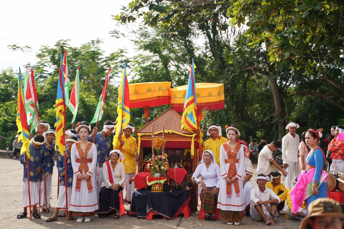 Mikva Cam Lam Dong ba angui khan ao tagok bimong