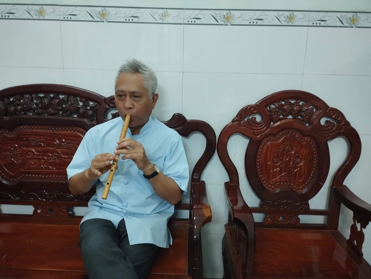 Ông Thạch Thia Sê Rây biểu diễn thổi sáo trúc