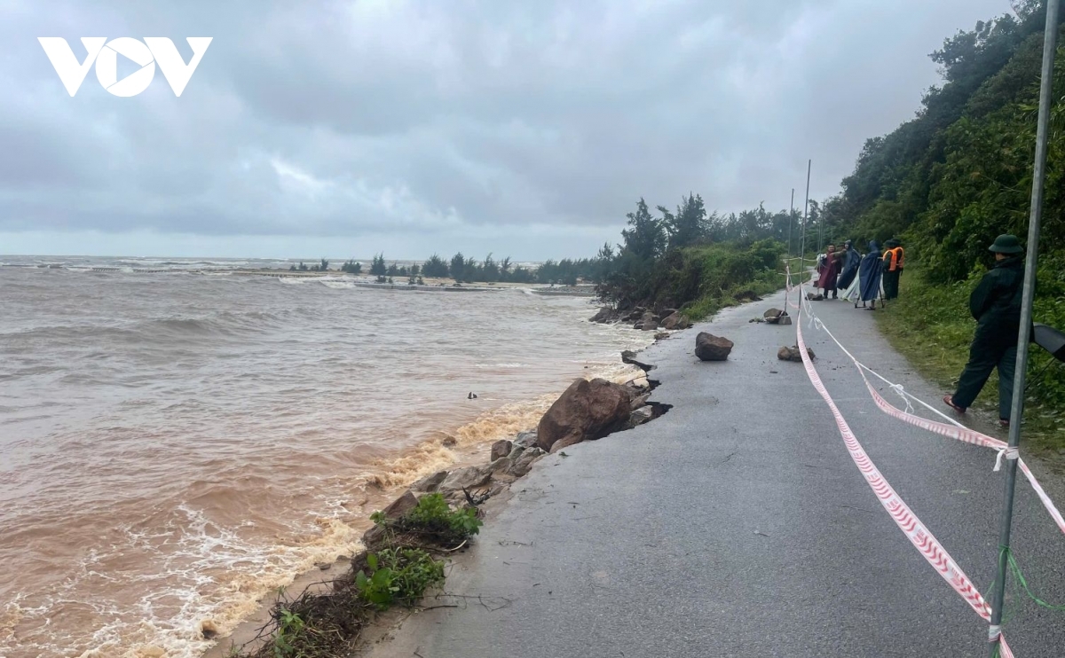 Đường dẫn vào thôn Tân An Hải, xã Phú Lộc, thành phố Huế bị sạt lở khoét sâu.