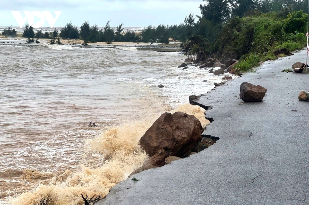 Ảnh hưởng bão số 12 và mưa lũ làm xói lở nhiều nơi ở thành phố Huế.