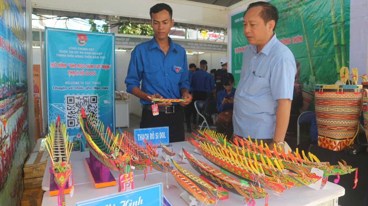 Anh Thạch Rô Si Dol (áo xanh) trưng bày sản phẩm ghe Ngo mô hình tại sự kiện Cuộc thi Dự án khởi nghiệp Thanh niên nông thôn năm 2023