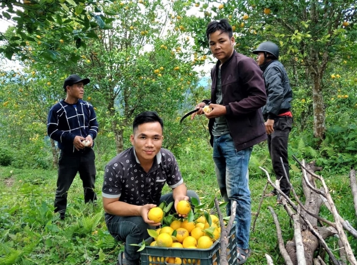 Anh Riáh Dung (người ngồi) - một trong 4 đại biểu trẻ của Đà Nẵng được vinh danh Giải thưởng “15 tháng 10” năm 2025. Ảnh: ĐĂNG NGUYÊN