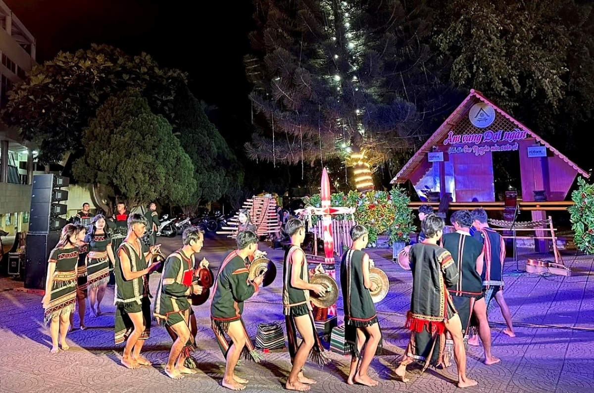 
Bơngai Êđê tôn pơdah chĭng chêng ăn tơmoi truh tơmang tơ̆ Đăk Lăk