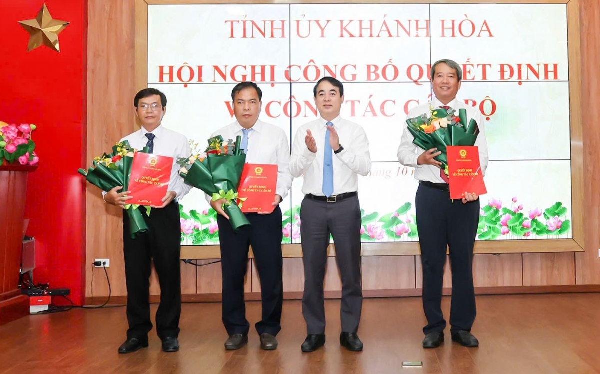 
Bí thư Anih jang Đảng dêh char Khánh Hòa Nghiêm Xuân Thành (mă 2 đơ̆ng păih ‘ma) pơjao hla ar tơchơ̆t ăn năm bơ̆jang, pôk hơtŏk dôm kang ƀô̆ tơm dơnơm