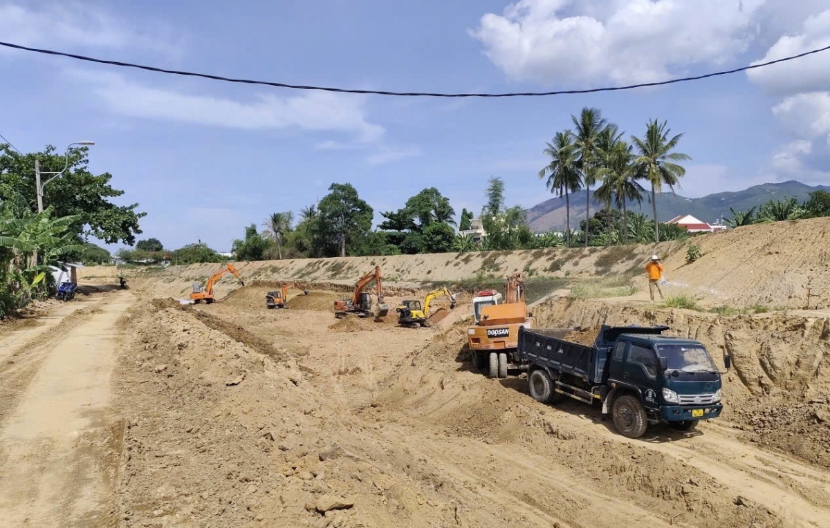 
Khánh Hòa tŏk bŏk oei pơklaih tơhlăk tơhlĭn, hơtŏk tenh asong jên ming man tơdrong kăl ăn tơring