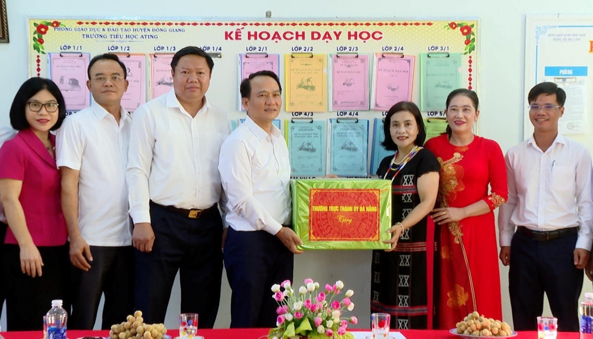 Phó Bí thư Thường trực Thành ủy Nguyễn Đình Vĩnh (thứ 4, n’đăh ađai) cher đoọng hun pr’hêl ha apêê thầy lâng trò trường Tiểu học Ating. Cha nụp: ANH QUÂN
