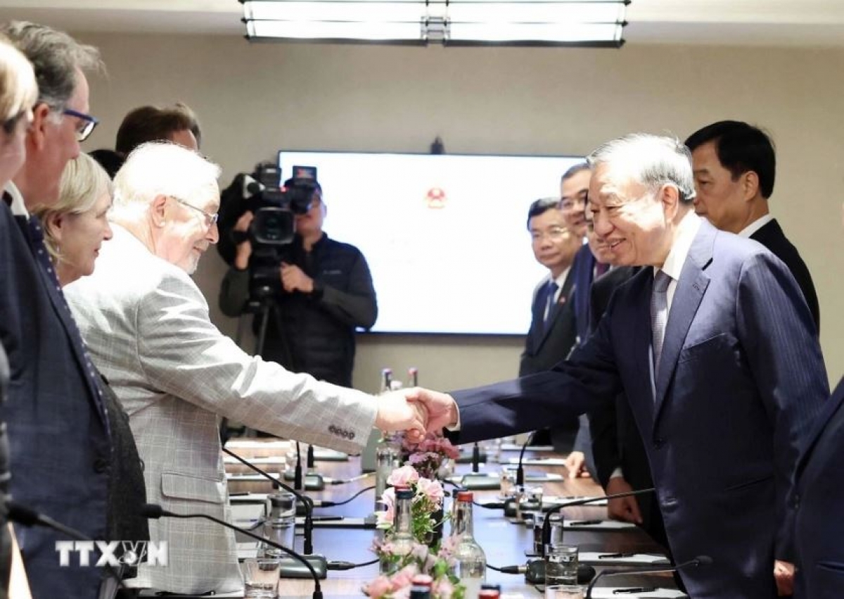 
Tổng Bí thư Tô Lâm sơng Tổng Bí thư Đảng Cộng sản Anh Robert Griffiths. (Rup: TTXVN)