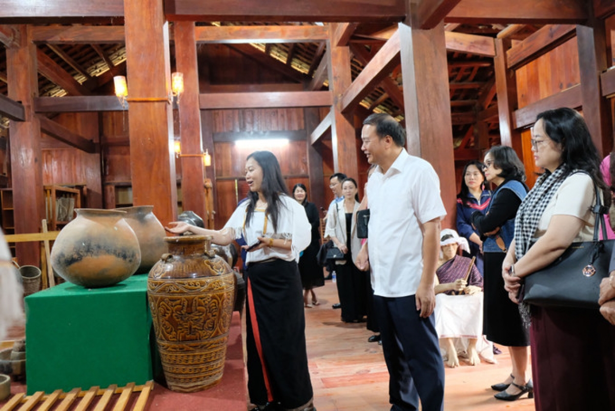 Đại biểu tham quan Làng văn hóa Churu (xã Quảng Lập, Lâm Đồng), một trong những hạng mục được xây dựng, bảo tồn từ chương trình Dự án 6.