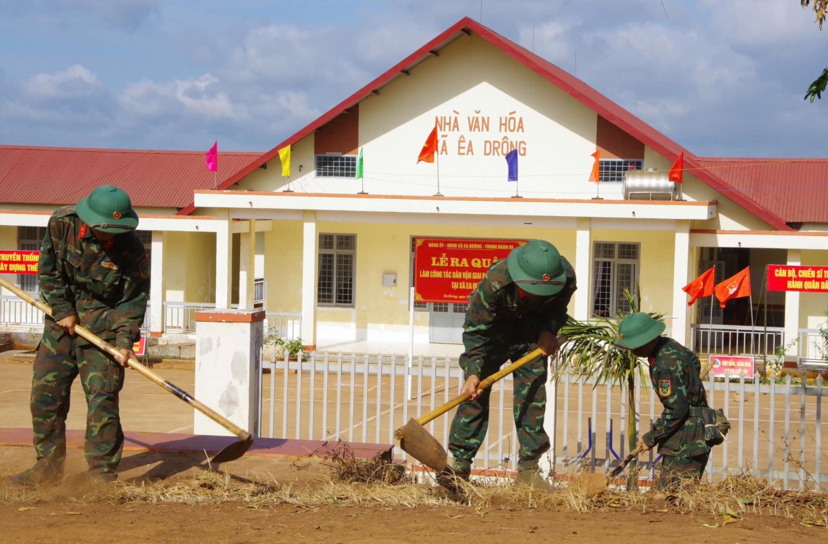 
Mpồl ling lơh niam broă lơh hòi jà làng bol, tam klăc đềt mềr mờ làng bol, ơm bal mờ ù tiah ƀòn lơgar