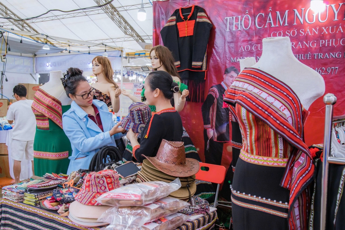 Hên tíu mơjiâng kế tơmeăm kơdo mơ-eăm pêi pro tro tiô tơdroăng ki kuăn pơlê rơhêng vâ rôe