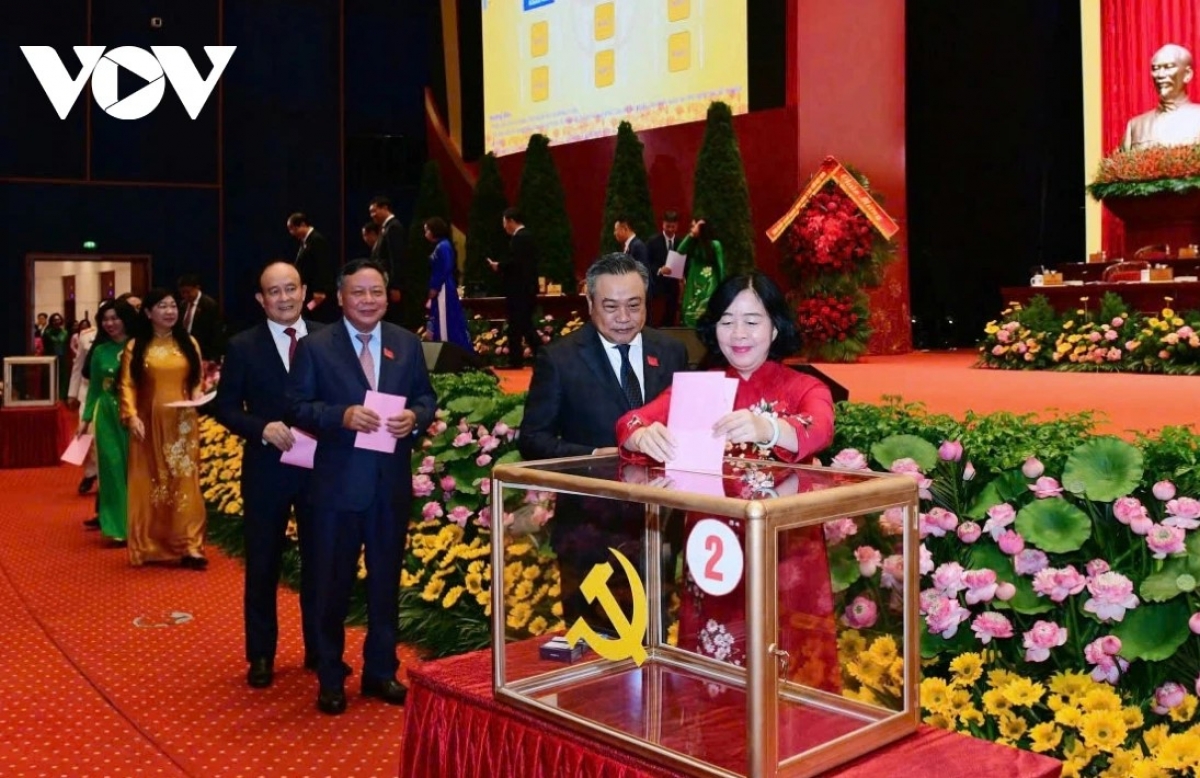 Các đại biểu bỏ phiếu bầu Ban Chấp hành Đảng bộ thành phố Hà Nội khóa XVIII - nhiệm kỳ 2025-2030.