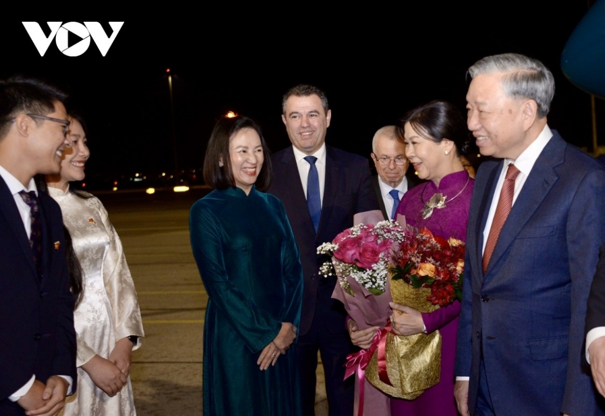 Đón Tổng Bí thư và Phu nhân tại sân bay có ông Atanas Zafirov, Chủ tịch Đảng Xã hội chủ nghĩa, Phó Thủ tướng Chính phủ Bulgaria và nhiều vị đại biểu khác.