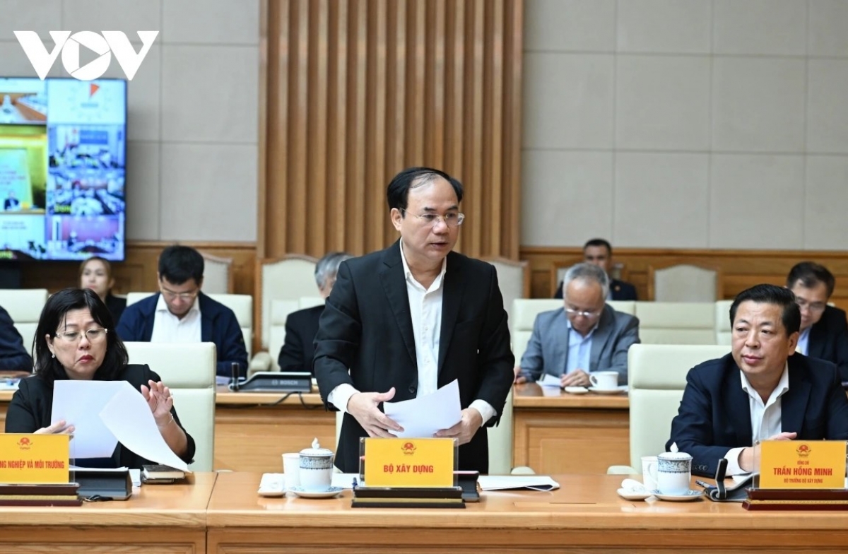 Thứ trưởng Bộ Xây dựng Nguyễn Văn Sinh phát biểu tại cuộc làm việc.